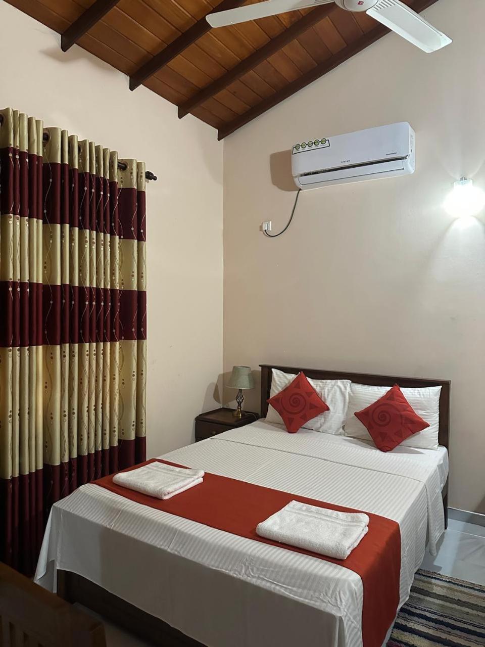 Lahiru Airport Villa Andiambalama Exterior photo