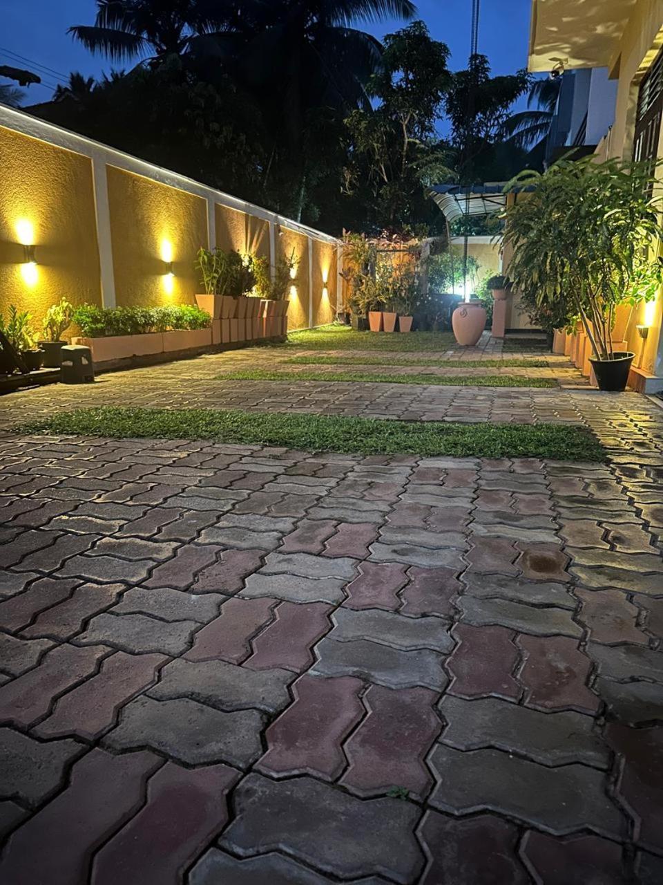 Lahiru Airport Villa Andiambalama Exterior photo