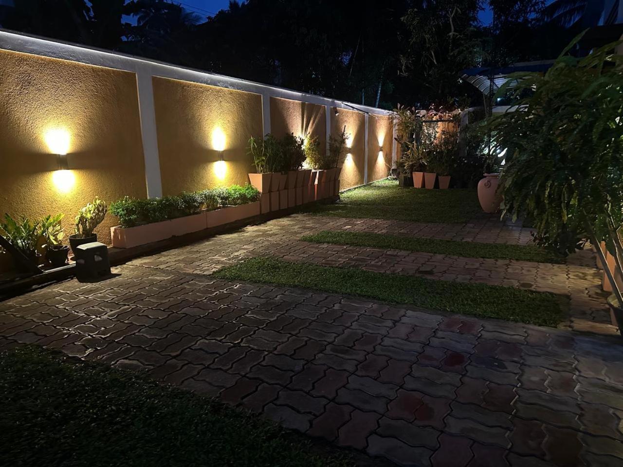 Lahiru Airport Villa Andiambalama Exterior photo