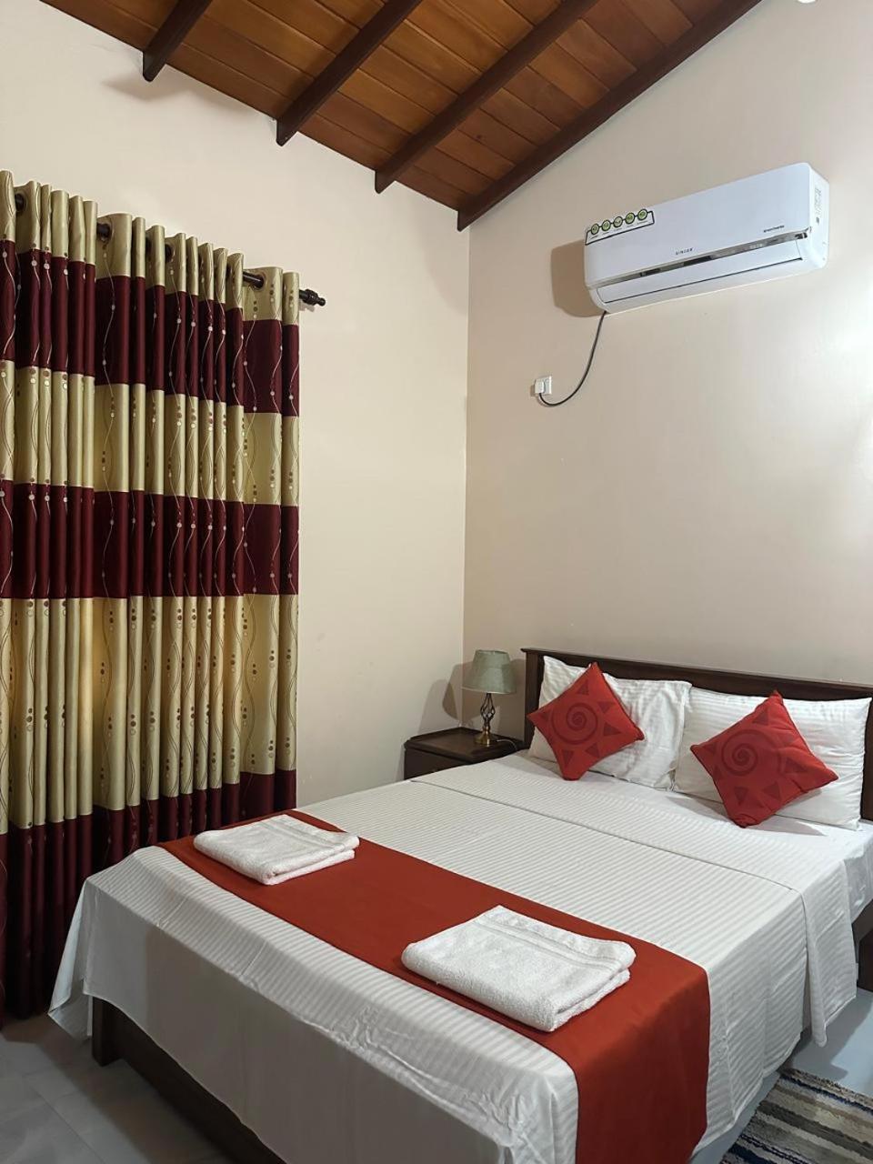 Lahiru Airport Villa Andiambalama Exterior photo