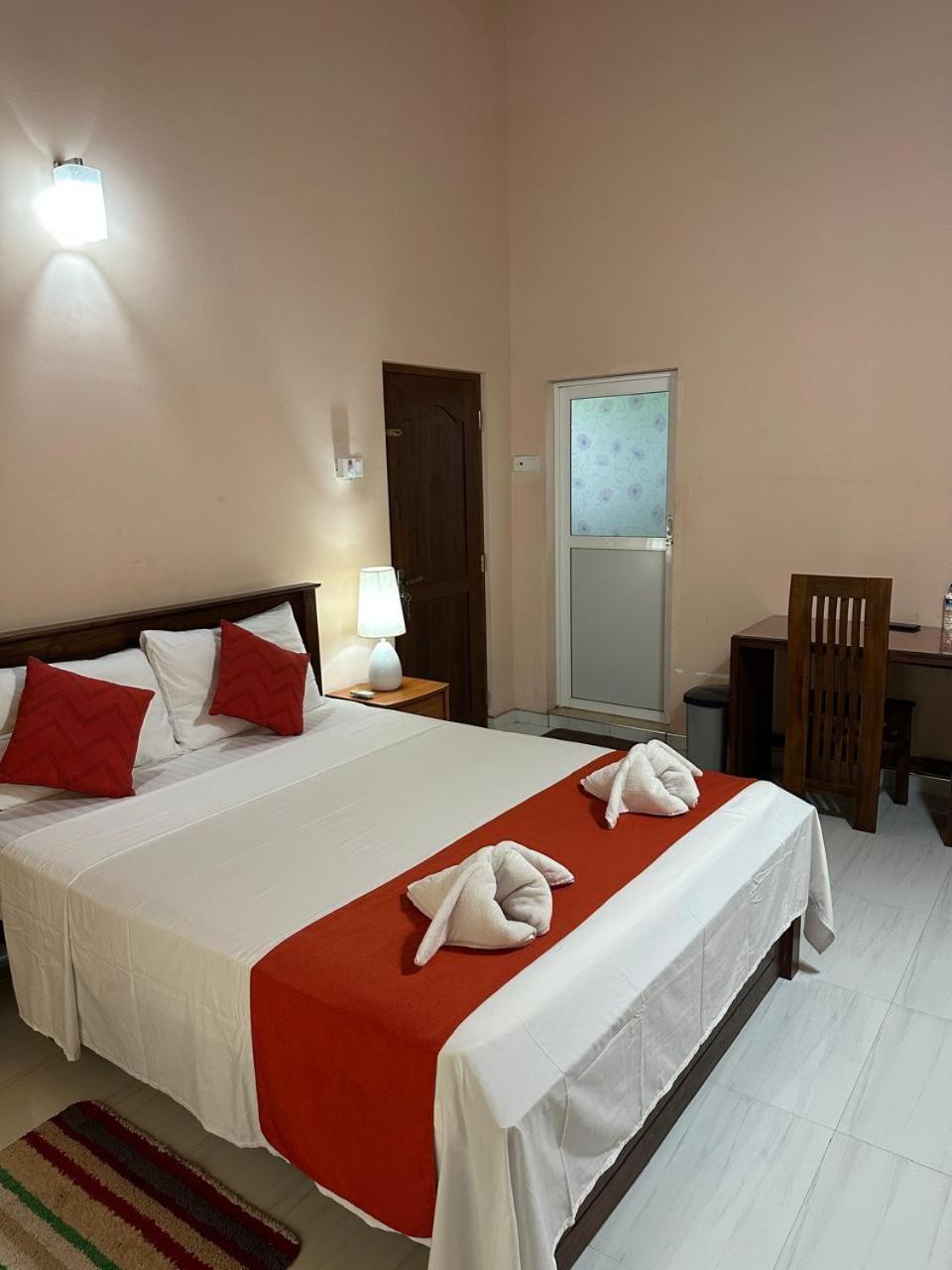 Lahiru Airport Villa Andiambalama Exterior photo