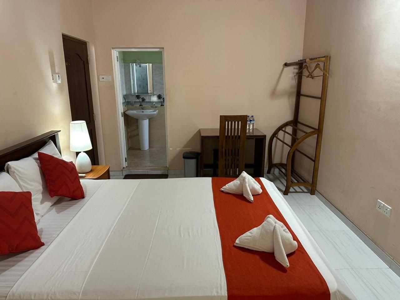 Lahiru Airport Villa Andiambalama Exterior photo
