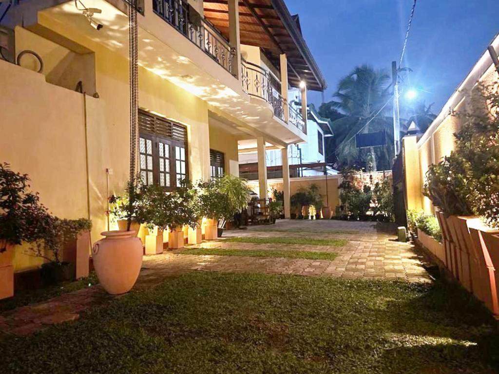 Lahiru Airport Villa Andiambalama Exterior photo
