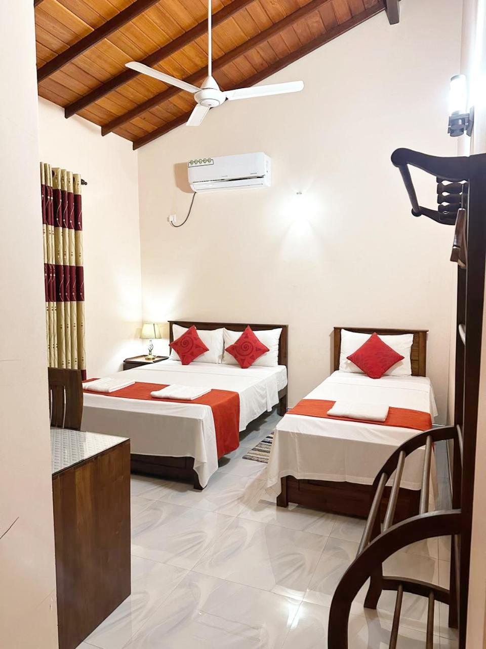 Lahiru Airport Villa Andiambalama Exterior photo